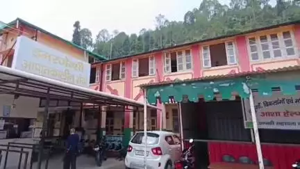पौड़ी: कंडेरी तिमली मोटर मार्ग में मलवा हटाने के दौरान घायल महिला मेड को जिला चिकित्सालय से हायर सेंटर किया गया रेफर