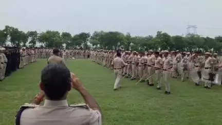 नूह: पुलिस लाइन नूंह में पुलिस कर्मचारियों ने किसान धरना और जलाभिषेक यात्रा को देखते हुए किया दंगारोधक अभ्यास