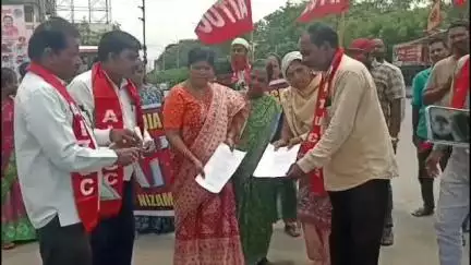 నిజామాబాద్ సౌత్: పని గంటలు పెంచుతూ తెచ్చిన 282 జీవోను రద్దు చేయాలంటూ ఎన్టీఆర్ చౌరస్తాలో జీవో ప్రతులను దగ్ధం చేసి నిరసన తెలిపిన AITUC నేతలు