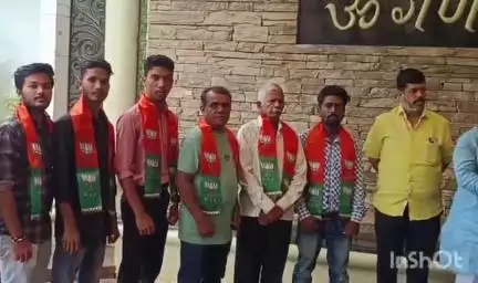 कणकवली: कसवणात उबाठाला धक्का; सरपंच मिलिंद सप्रेंचा कणकवलीत पालकमंत्री नितेश राणेंच्या उपस्थितीत कार्यकर्त्यांसह भाजपात प्रवेश