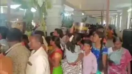 పట్టణంలోని ద్రౌపతి సమేత ధర్మరాజు స్వామి బ్రహ్మోత్సవాల్లో తప్పిపోయిన బాలుడిని గుర్తించి తల్లిదండ్రులకు అప్పగించిన CI తిమ్మయ్య
