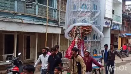 मनावर: मनावर में मुस्लिम समाज ने इमाम हुसैन की याद में मनाया मोहर्रम पर्व, बैंड-बाजों के साथ निकाला ताजियों का जुलूस