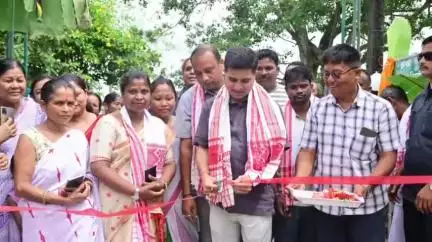 ডুমডুমা: সেউজপুৰ হৈ ৫২ নং ৰাষ্ট্ৰীয় ঘাইপথৰ পৰা ১৫ নং ৰাষ্ট্ৰীয় ঘাইপথ টিপুকলৈ যোৱা পথৰ মুকলি কৰে শ্ৰম মন্ত্ৰী ৰূপেশ গোৱালাই