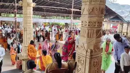 हिंगोली: नर्सी नामदेव येथे आमदार तानाजी मुटकुळे यांनी सहकुटुंब मनोभावे घेतले संत नामदेव महाराजांचे दर्शन