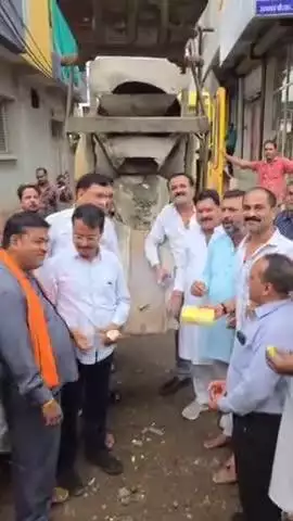 हाटपिपल्या: वार्ड नंबर-9 और 10 के बीच ₹7 लाख की लागत से बनने वाली सीसी रोड के निर्माण कार्य का जनप्रतिनिधियों ने किया भूमिपूजन