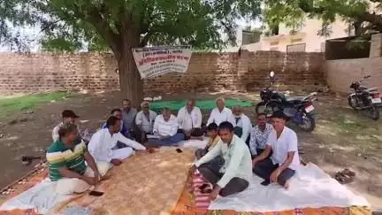 नागौर: पशु प्रदर्शनी स्थल नागौर पर किसानों, पशुपालकों व ट्रक चालकों का धरना 19वें दिन भी जारी, सरकार नहीं ले रही सुध
