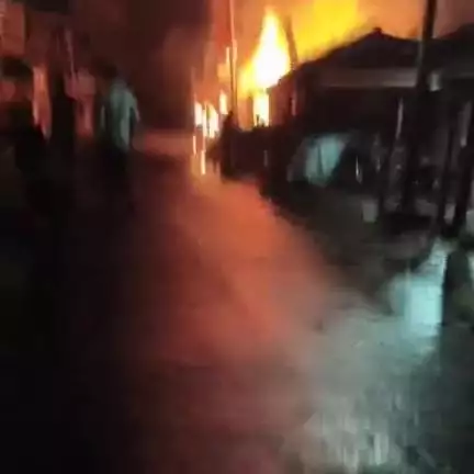 পটাশপুর ২: প্রতাপদিঘির মিষ্টির দোকানে আগুন, পুড়ে গেল মোট 4 টি দোকান