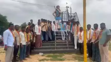 గద్వాల్: జిల్లెడు బండలో పండుగ సాయన్న జయంతి వేడుకలను ఘనంగా నిర్వహించిన ముదిరాజ్ సంఘం నాయకులు