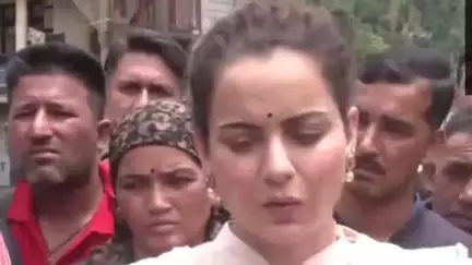 मंडी: बाढ़ प्रभावित क्षेत्रों का मंडी में सांसद कंगना ने किया दौरा, कहा- जिनका काम वह लापता