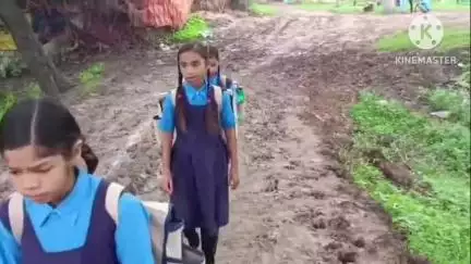 बलौदाबाज़ार: कोरदा स्थित मिडिल स्कूल जाने का रास्ता बना दलदल, बच्चों के साथ शिक्षकों को हो रही परेशानी #jansamasya