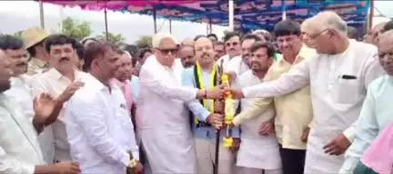 ಮುಂಡರಗಿ: ಪಟ್ಟಣದಲ್ಲಿ ಕನಕ ಭವನ ನಿರ್ಮಾಣದ ಶಂಕು ಸ್ಥಾಪನೆ, ಸಿಎಂ ಸಿದ್ದರಾಮಯ್ಯ ಪುತ್ರ, ಎಂಎಲ್‌ಸಿ ಡಾ. ಯತೀಂದ್ರ ಭಾಗಿ