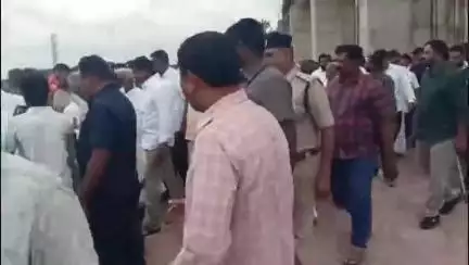 పోతిరెడ్డిపాడు హెడ్ రెగ్యులేటర్ 2000 క్యూసెక్కుల నీటిని విడుదల చేసిన మంత్రి బీసీ జనార్దన్ రెడ్డి, ఎంపీ శబరి, MLA జయసూర్య