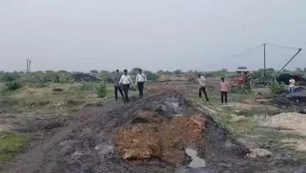 થાનગઢ: થાનગઢના ભડુલા વિસ્તારમાં કોલસાના ખનન પર દરોડા, કુલ રૂ. ૭૪ લાખનો મુદામાલ જપ્ત કર્યો