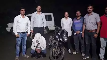 खामगाव: रावण टेकडी येथून दुचाकी चोरी, मोबाईल चोरी व वयोवृद्ध महिलेस पोलीस असल्याचे सांगून लुटणाऱ्या एकास अटक, मुद्देमाल जप्त