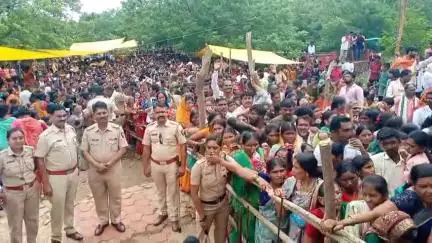 औंढा नागनाथ: गोकर्णेश्वर माळरानावर उसळला भाविकांचा जनसागर, प्रचंड गर्दीत हजारो भाविकांनी घेतले गोकर्णेश्वराचे दर्शन