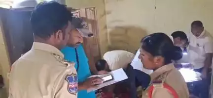 ముధోల్: భైంసా మండలంలోని కుంసర గ్రామంలో శనివారం అర్ధరాత్రి మూడు ఇళ్లల్లో చోరీ