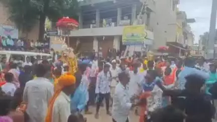 ಗುಳೇದಗುಡ್ಡ: ಪಟ್ಟಣದಲ್ಲಿ ಭಾವೈಕ್ಯತೆಯ ಮೊಹರಂ  ಆಚರಣೆಯ ಸಂಭ್ರಮ, ಗಮನ ಸೆಳೆದ ಪುರುಷರ ಹೆಜ್ಜೆ ಕುಣಿತ.