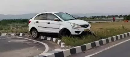 గిద్దలూరు: కంభం పట్టణ సమీపంలోని అమరావతి అనంతపురం జాతీయ రహదారిపై అదుపుతప్పి డివైడర్‌ను ఢీ కొట్టిన కారు, ముగ్గురికి స్వల్ప గాయాలు