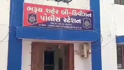 ભરૂચ: શહેરની બી ડિવિઝન પોલીસે મહંમદપુરા સર્કલ પાસેથી મોપેડ ઉપર વિદેશી દારૂ લઈ જતા એક ઇસમને ઝડપી પાડ્યો