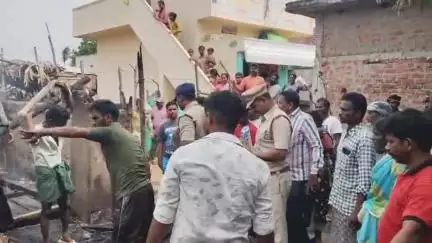 కొండపి: సింగరాయకొండ మండలం ఊళ్ళపాలెంలో విద్యుత్ షార్ట్ సర్క్యూట్ కారణంగా అగ్నికి ఆహుతి అయిన పూరిగుడిసె
