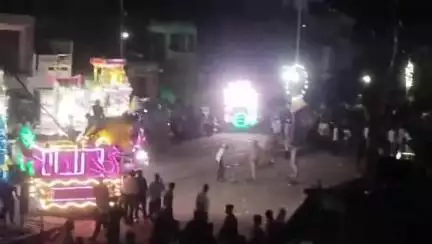 पीलीभीत: बरखेड़ा कस्बे में ताजिया जुलूस के दौरान बैंड बजाने को लेकर दो पक्षों में विवाद, पुलिस ने फटकारी लाठियां