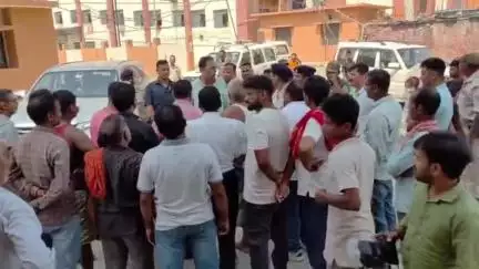 बेतिया: ट्रैक्टर से कुचलकर अधेड़ की मौत, परिजनों ने ज़मीन विवाद में हत्या का आरोप लगाया