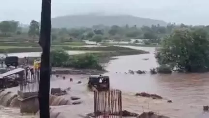 बजाग: भारी बारिश से मुख्यालय सहित ग्रामीण क्षेत्र में बिजाखन नदी उफान पर, जान जोखिम में डालकर वाहन चालक कर रहे हैं पार