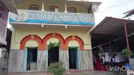 अकोट: शहरातील धबडगाव वेटाळ येथील शतकोत्तर पुरातन विठ्ठल मंदिरात भाविकांची आषाढी एकादशी निमित्त दर्शनार्थ गर्दी