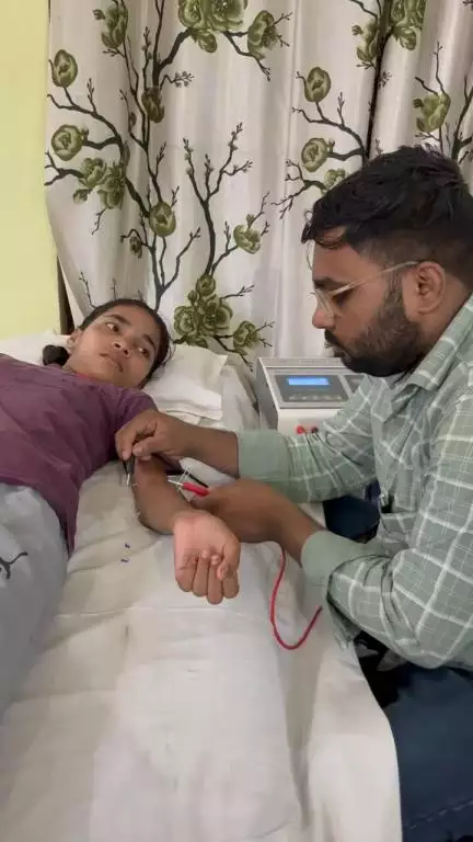 Performing needling to release an elbow fracture.#begusarai #physiotherapy #bihar