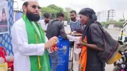 बदायूं: बड़े सरकार की दरगाह के पास इस्लामिक इंटेलेक्चुअल बोर्ड के चेयरमैन ने कोल्ड ड्रिंक और पानी का वितरण किया