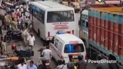लालकुऑ: लालकुआं में बस स्टॉप न होने से बन रही समस्या, एम्बुलेंस फंसी