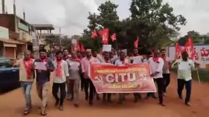 జహీరాబాద్: రాష్ట్ర ప్రభుత్వం తెచ్చిన జీవో 282 వెంటనే రద్దు చేయాలని సిఐటియు ఆధ్వర్యంలో నిరసన ర్యాలీ