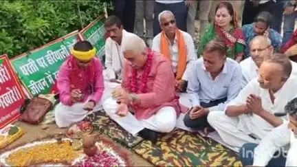 भोगनीपुर: बरौर में आयोजित वन महोत्सव में कैबिनेट मंत्री राकेश सचान ने पूजन कर किया पौधारोपण