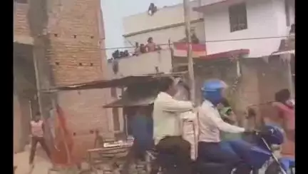 सिवान: सिवान में जमीनी विवाद को लेकर दो पक्षों में बीच सड़क पर जमकर मारपीट, वीडियो वायरल