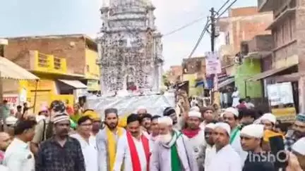 बिधूना: अछल्दा कस्बे में मोहर्रम पर निकाला गया ताजिया जुलूस, सपा विधायक प्रदीप यादव हुए सम्मिलित