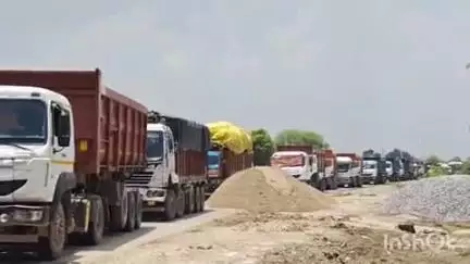 बिंदकी: तेंदुली गांव में ट्रक पलटने से लगभग 16 घंटे तक लगा रहा जाम, पुलिस के प्रयासों के बाद खुलवाया गया जाम