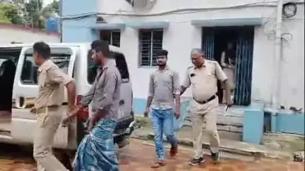 স্বরূপনগর: হঠাৎগঞ্জ শ্মশান এলাকা থেকে ডাকাত সন্দেহে গ্রেপ্তার ২ , ধৃতদের বসিরহাট মহকুমা আদালতে পাঠানো হলো