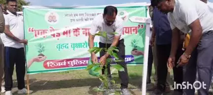 बलिया: पुलिस लाइन में एसपी ओमवीर सिंह ने पौधरोपण कर वृक्षारोपण अभियान की शुरूआत की