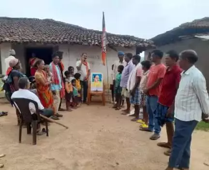 डॉ श्यामप्रसाद मुखर्जी जी का जयंती मंडल राजपुर के महंगाई बूथ पर पहाड़ी कोरवा परिवारों के बीच मनाया गया।
