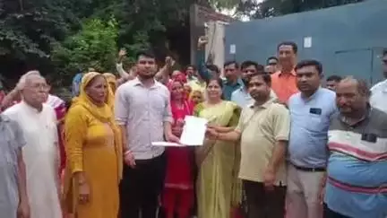 भगवानपुर: मंडावर के पास मेडिकल पॉल्यूशन कंट्रोल कमेटी नाम की वेस्ट मटेरियल कंपनी के बाहर ग्रामीणों ने किया धरना प्रदर्शन
