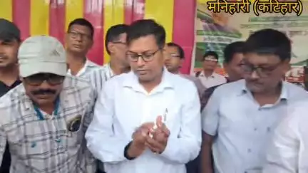 मनिहारी: मनिहारी में प्रखंड स्तरीय खेल कूद प्रतियोगिता का एसडीएम ने दीप प्रज्वलित कर किया उद्घाटन।