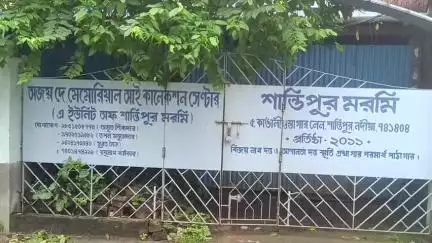 শান্তিপুর: শান্তিপুরের ১১ নম্বর ওয়ার্ডের কাঙালী ওস্তাগড় লেনে শববাহী গাড়ী রাখা নিয়ে আতঙ্কে এলাকাবাসীরা