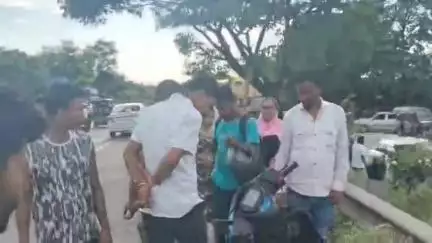 ঘগ্ৰাপাৰ ভাগ: নলবাৰী ঘগ্ৰাপাৰত ২৭নং ৰাষ্ট্ৰীয় ঘাইপথত ভয়ংকৰ পথ দুৰ্ঘটনা,দুৰ্ঘটনাত গুৰুতৰ ভাবে আহত অচিনাকী যুৱক