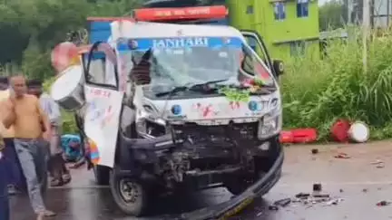 ময়না: কোলাঘাট-হলদিয়া ৪১ নম্বর জাতীয় সড়কে গারুঘাটায় দুটি গাড়ির সংঘর্ষে ভয়ংকর পথ দুর্ঘটনা, আহত ৬