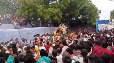 మంత్రాలయం: మొహర్రం వేడుకలలో భాగంగా పెద్ద కడబూరు గ్రామంలో అగ్నిగుండంలో నడిచిన పీర్లు గుమటయ్య, మరియు భక్తులు