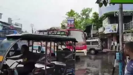 রাজগঞ্জ: মালবাজার বাসস্ট্যান্ড সংলগ্ন জাতীয় সড়কে  বাসে সময় নিয়ে দুই পক্ষের বিবাদের বেশ কিছুক্ষণ  জাতীয় সড়ক বন্ধ হল