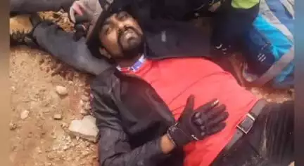 ಗುಂಡ್ಲುಪೇಟೆ: ಬೇಗೂರು ಬಳಿ ಕಾರು-ಬೈಕ್ ಅಪಘಾತ;
 ಬೈಕ್ ಸವಾರ ಗಂಭೀರ ಗಾಯ
