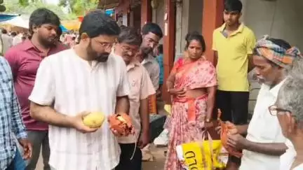 భీమవరం: పట్టణంలోని రైతు బజార్ ను ఆకస్మికంగా తనిఖీ చేసిన జిల్లా జాయింట్ కలెక్టర్ రాహుల్ కుమార్ రెడ్డి