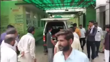 सरदारशहर: वार्ड 35 में अनियंत्रित होकर फिसली बाइक, बाइक सवार 2 लोग हुए घायल, राजकीय अस्पताल में उपचार के बाद 1 घायल को किया रेफर