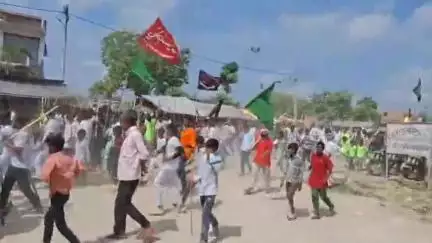 पडरौना: पड़रौना के सिधुआं में शांतिपूर्ण ढंग से निकला मोहर्रम का जुलूस, युवाओं ने दिखाए हैरतअंगेज करतब